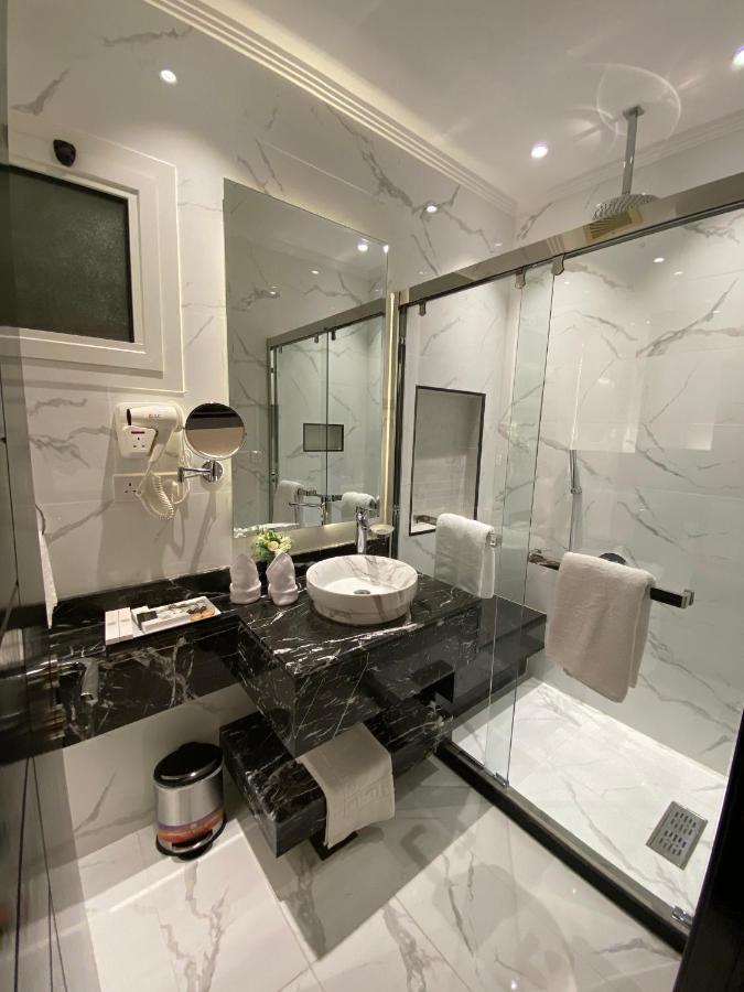 Private Oasis: Modern Self-check-in
