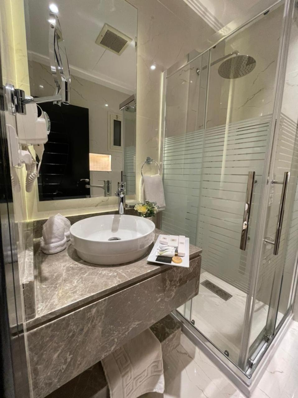 Private Oasis: Modern Self-check-in