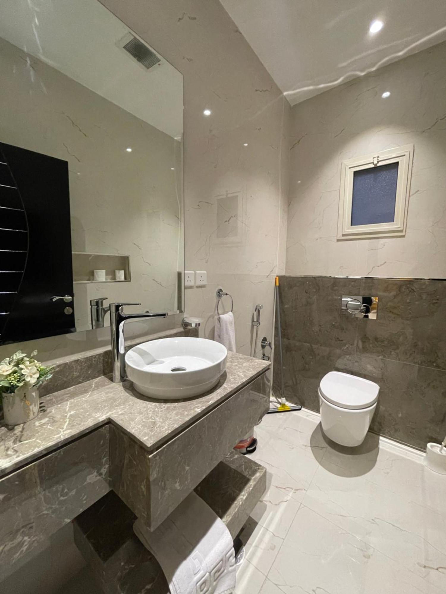 Private Oasis: Modern Self-check-in Apartment