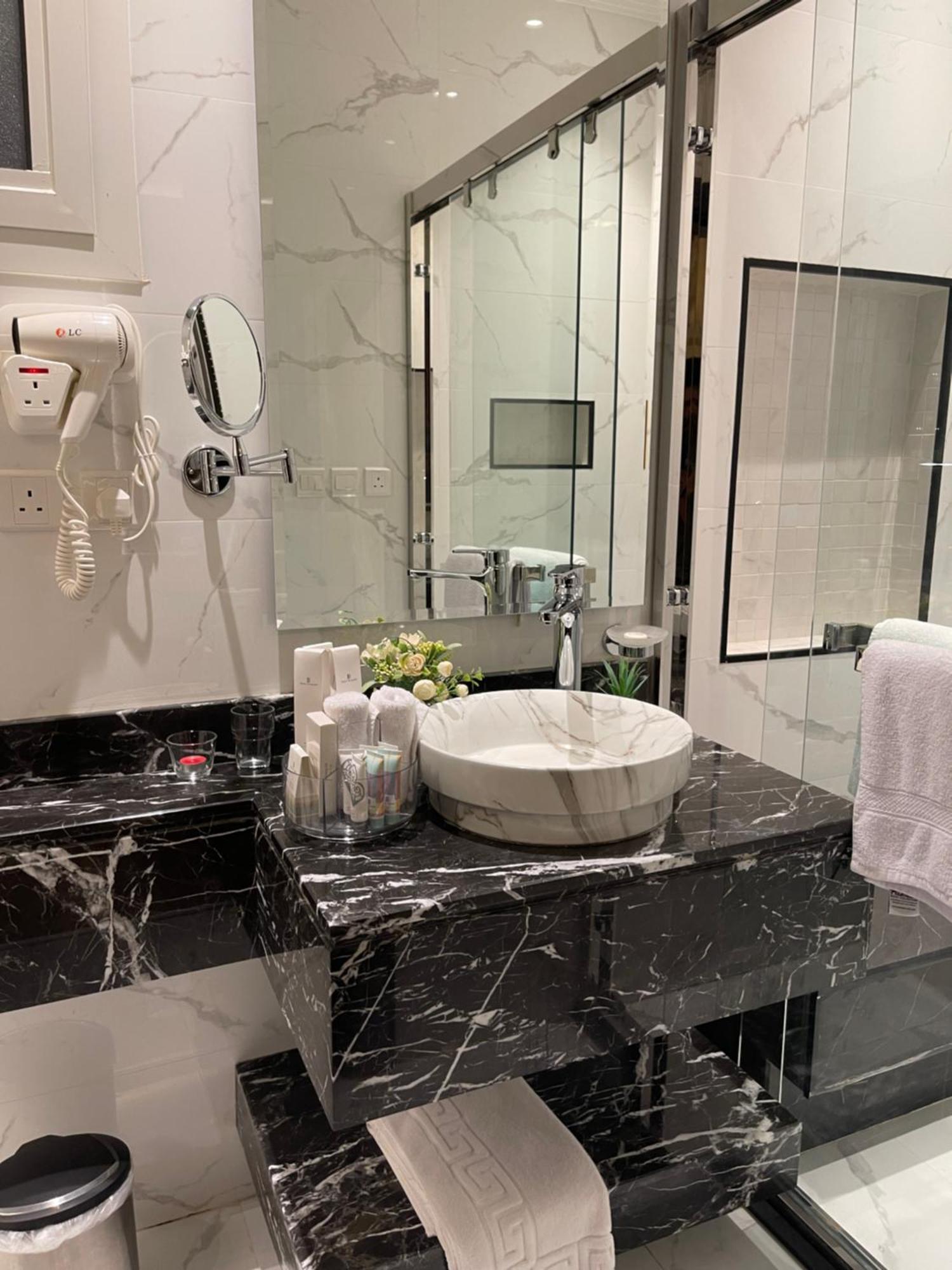 Private Oasis: Modern Self-check-in *