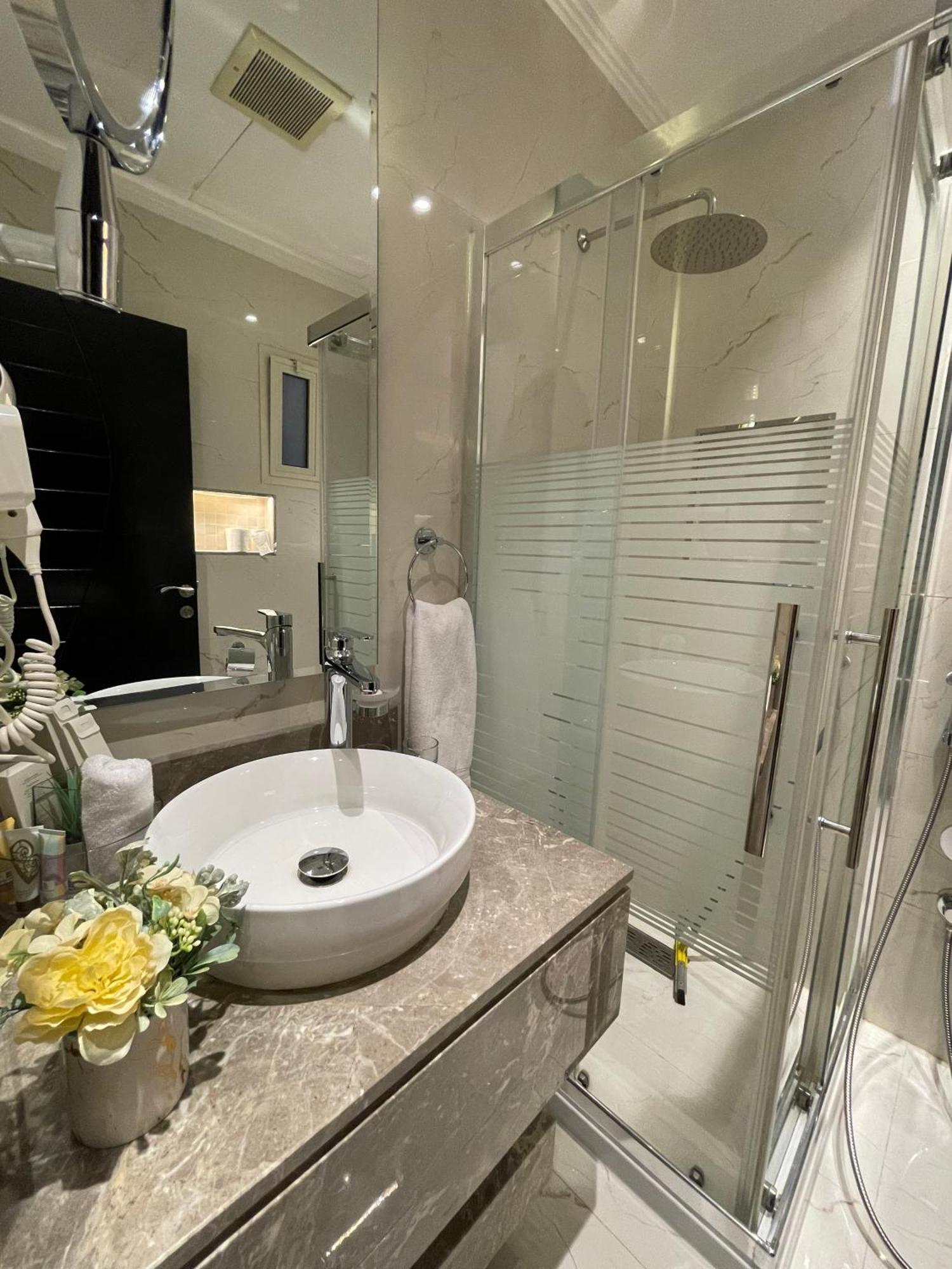 Private Oasis: Modern Self-check-in *