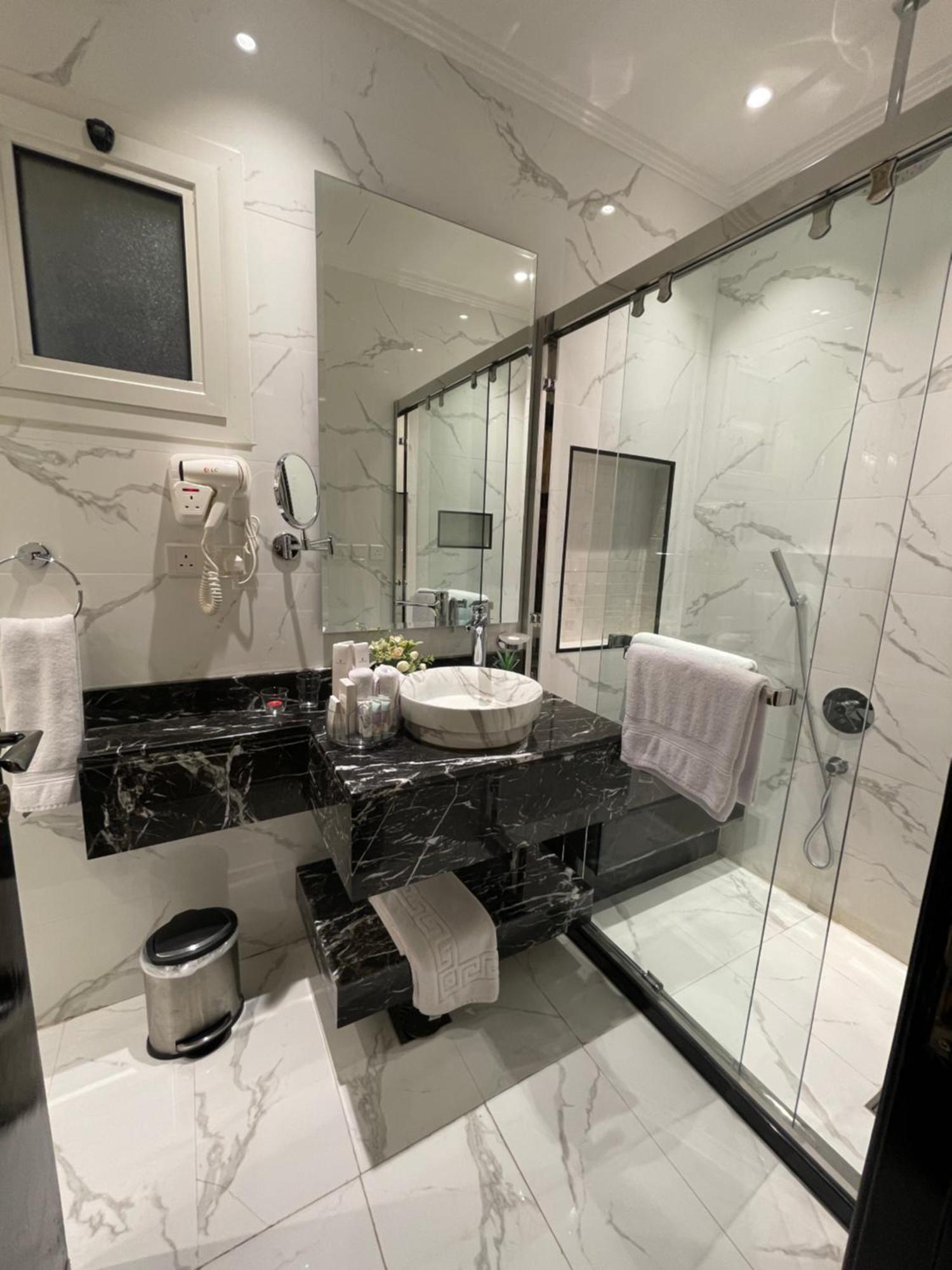 Private Oasis: Modern Self-check-in