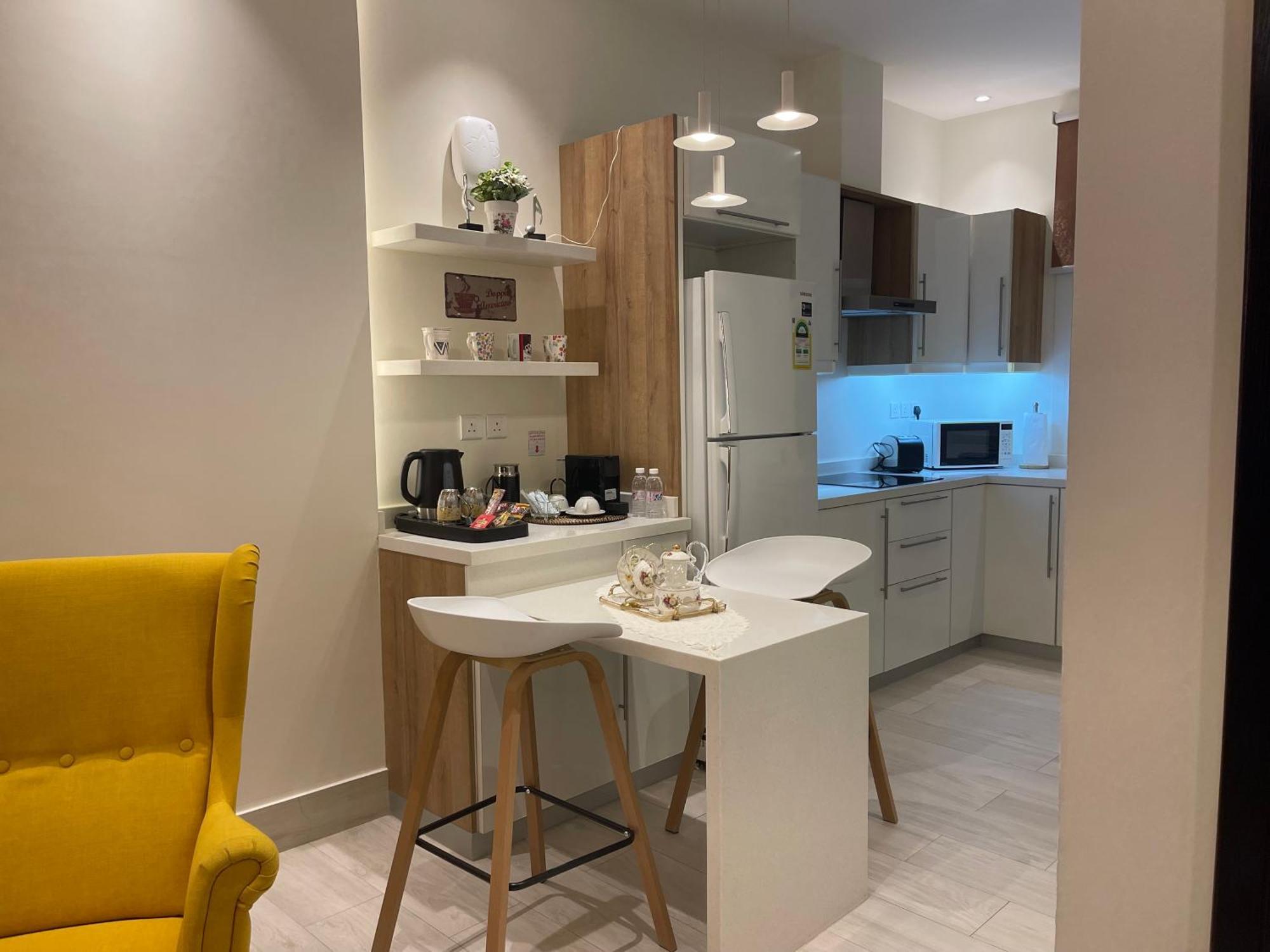 Private Oasis: Modern Self-check-in Apartment *