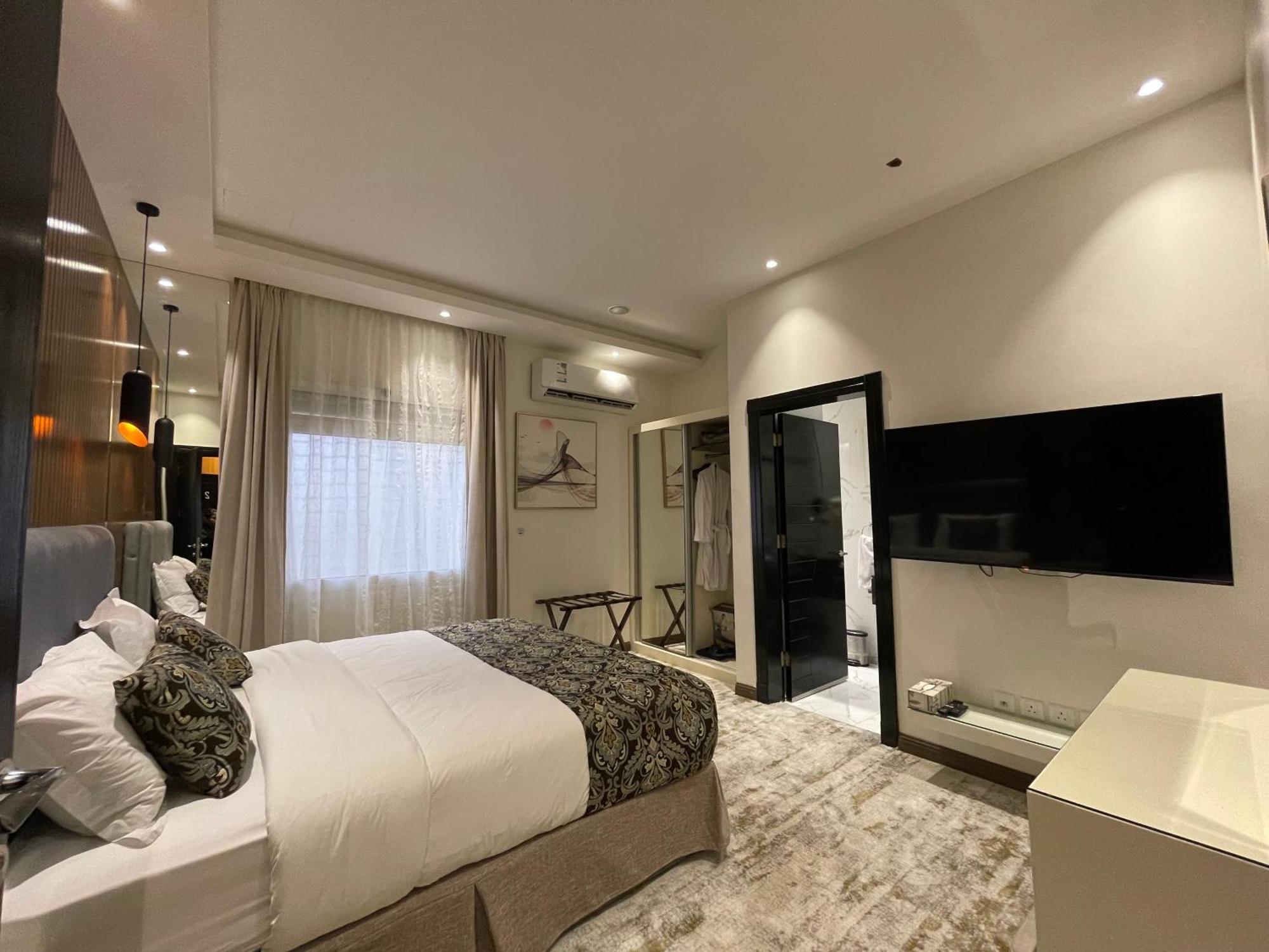 Private Oasis: Modern Self-check-in Apartment