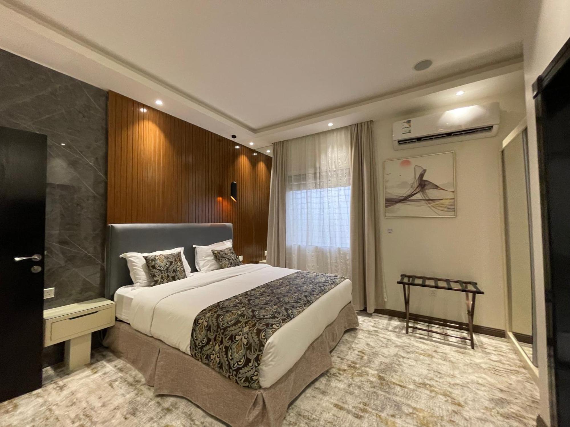 Private Oasis: Modern Self-check-in