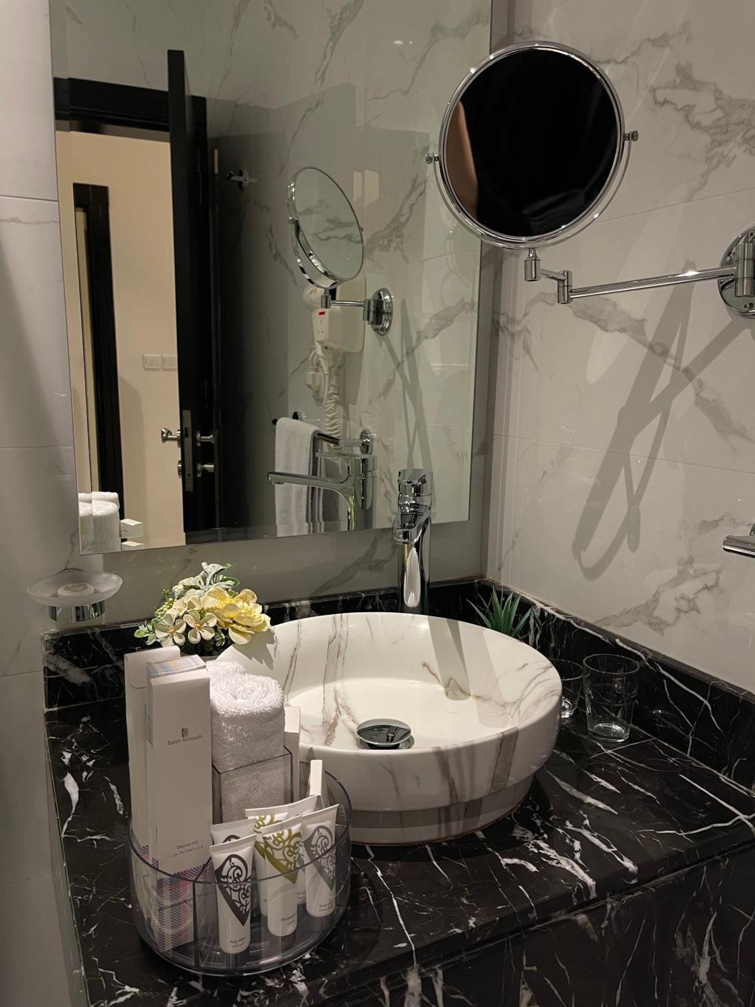 Private Oasis: Modern Self-check-in