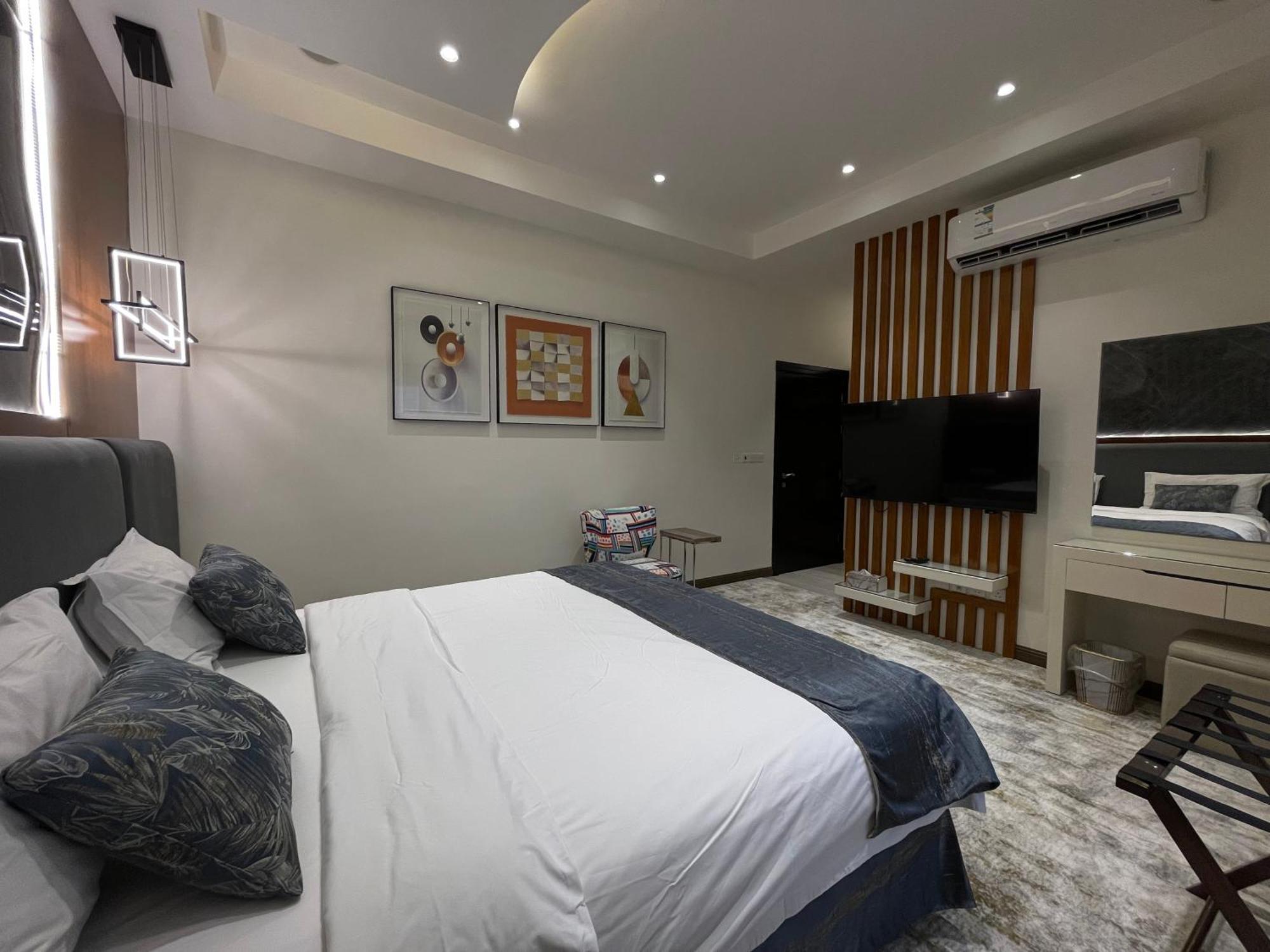 Private Oasis: Modern Self-check-in