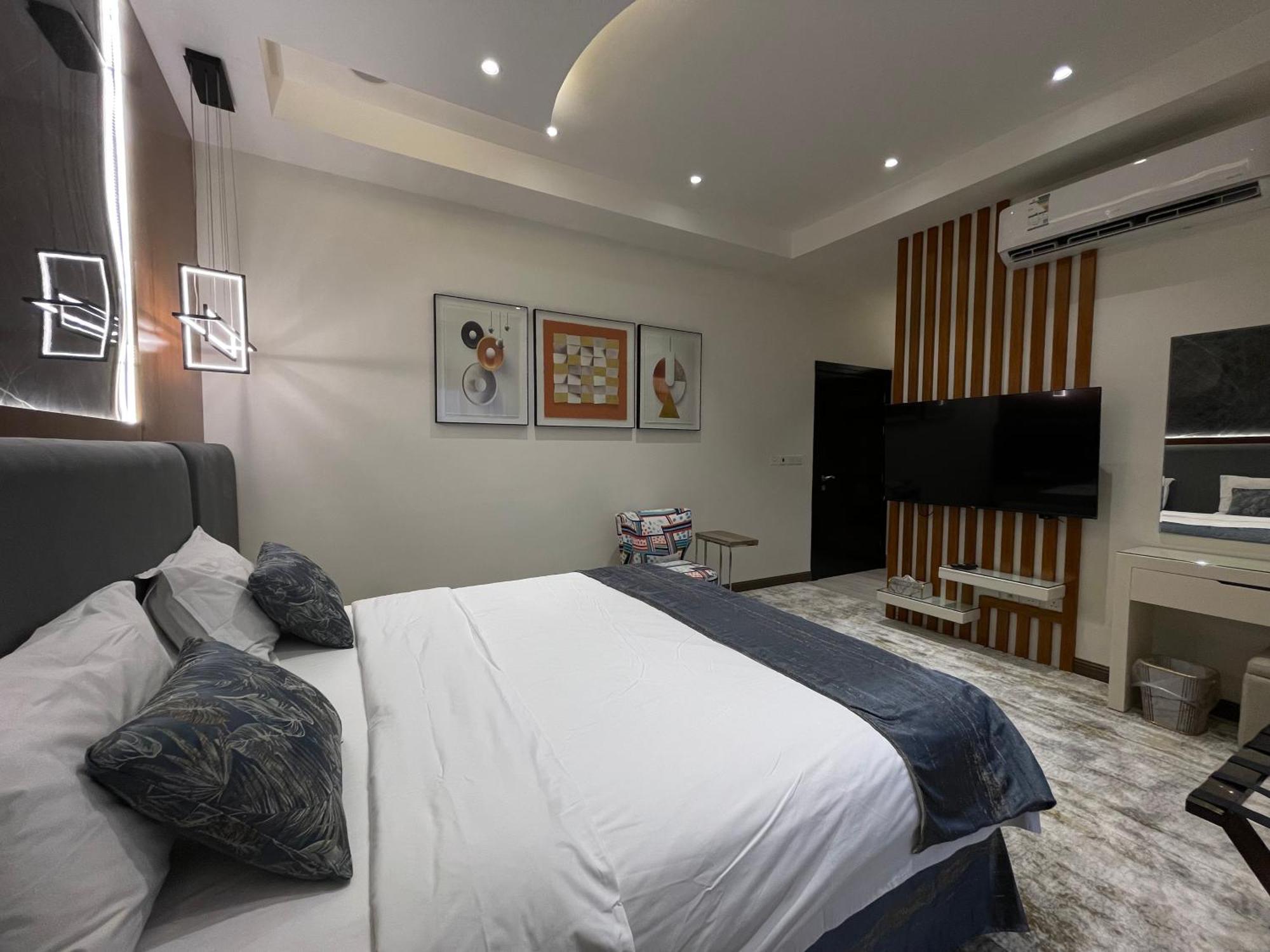 Private Oasis: Modern Self-check-in Apartment