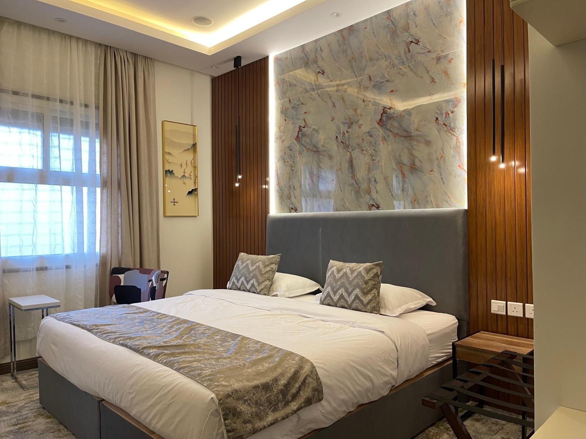 Private Oasis: Modern Self-check-in Apartment *